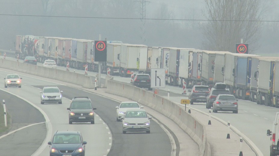 Obrovské kolóny kamiónov stále čiastočne blokujú cesty na východe Slovenska