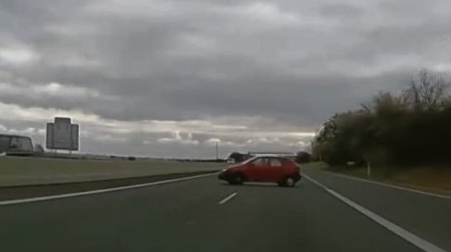 Nebezpečný manéver vodičky seniorky. Otočila sa do protismeru uprostred diaľnice a pokračovala v jazde