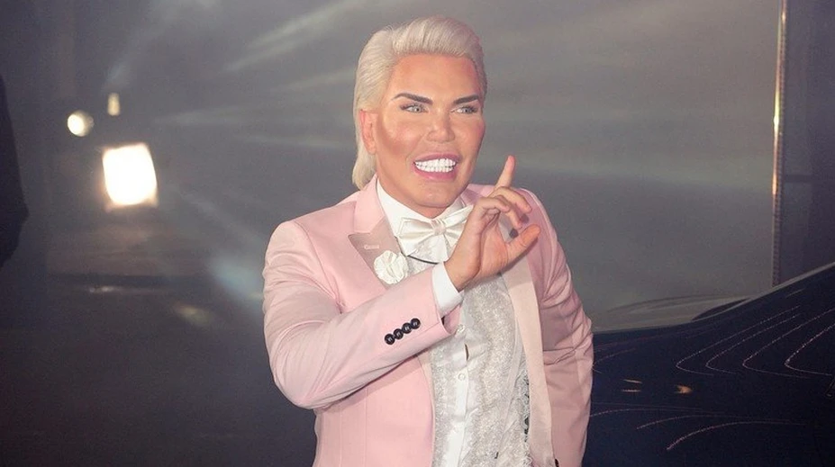 Už nevie ako zaujať? Zo živého Kena sa stala živá Barbie