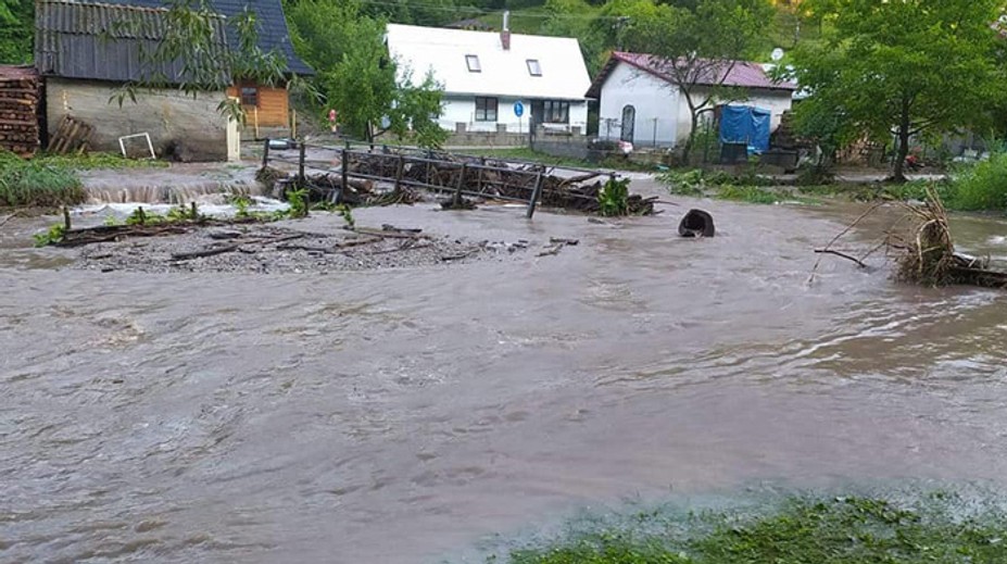 VIDEO: Stačilo pár minút a zatopilo celú obec. Vo Valaskej Belej vyhlásili mimoriadnu situáciu