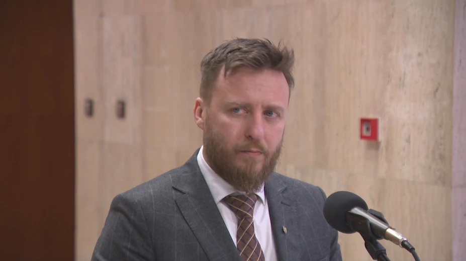 Peter Kotlár odporúča vláde zastavenie očkovania mRNA vakcínami. Uznávaný virológ nad tým krúti hlavou