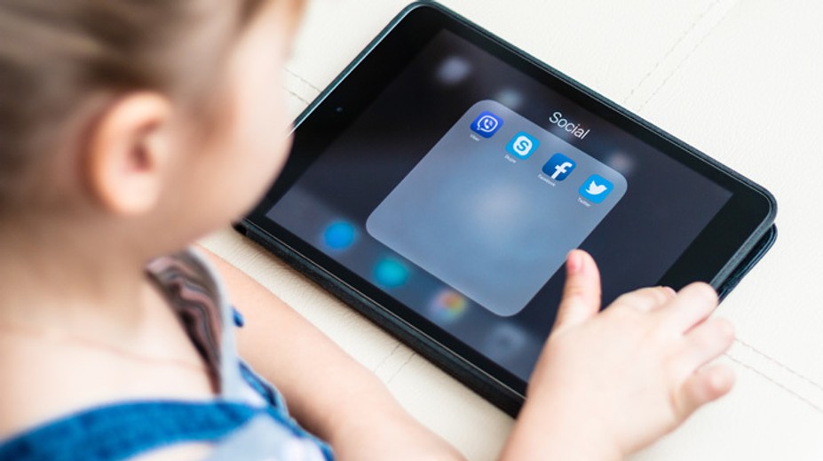 Pre naše deti mladšie ako 16 rokov bude Facebook alebo Twitter neprístupný