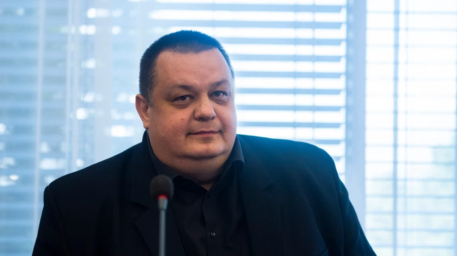 SNS volá po odvolaní hlavného hygienika Mikasa. Mali by sme si vážiť odborníkov, upozorňuje opozícia