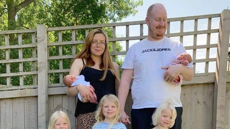 Mladá mamička (24) má už päť detí, majú menej ako päť rokov. Medzi nimi sú dvoje dvojičky