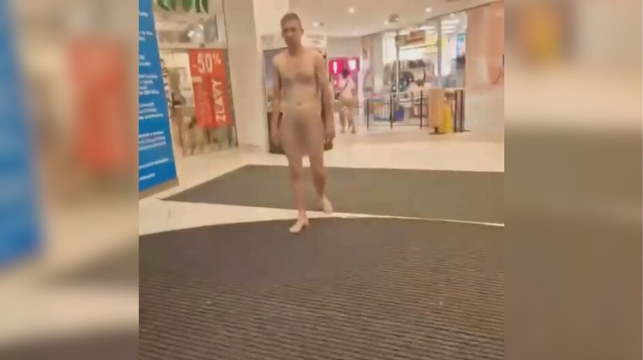 Bosý a nahý sa za bieleho dňa prechádzal po Žiline. Pred policajtmi utekal a zápasil s nimi