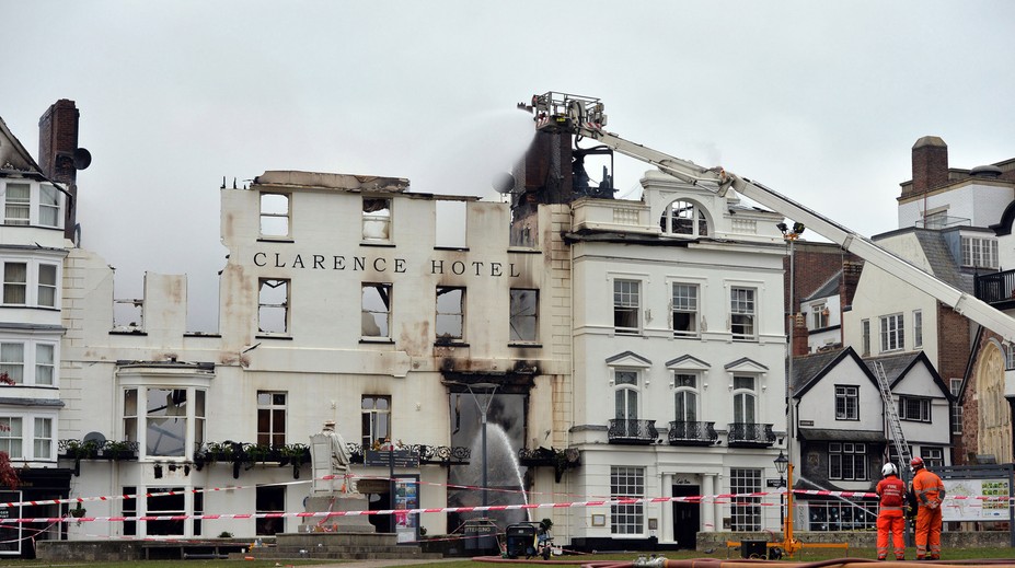 Požiar zničil pravdepodobne najstarší hotel v Anglicku