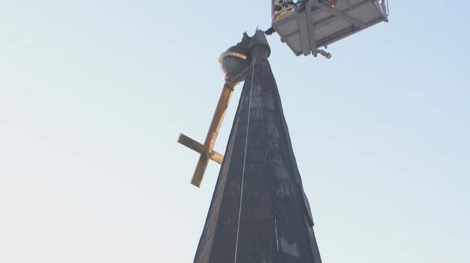 Zlomený kríž, ktorý vystrašil veriacich, už dali dole