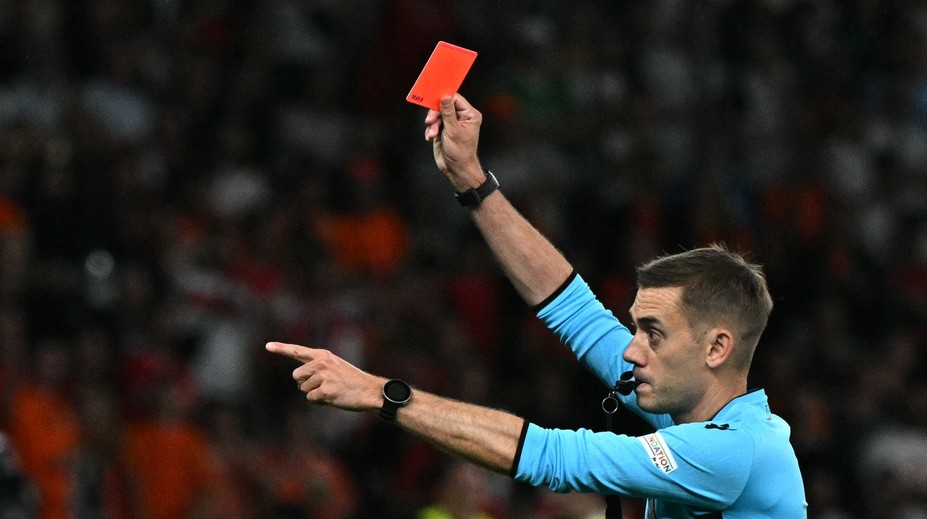 VIDEO: Absurdný skrat. Tréner vybehol na trávnik, skosil súpera, zmaril gólovú šancu a tváril sa akoby nič