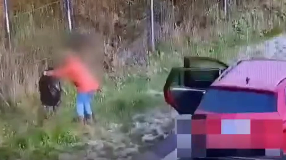 VIDEO: Seniorka sa s tým nekašľala, komentuje polícia. Zastavila na zjazde z diaľnice a vysypala tam odpad
