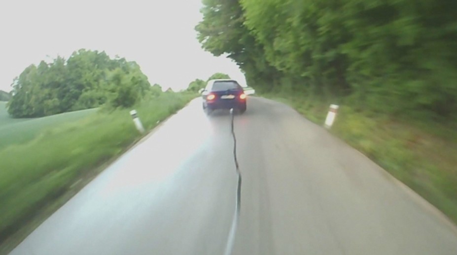 Vodič bezhlavo obiehal v neprehľadnom úseku autobus