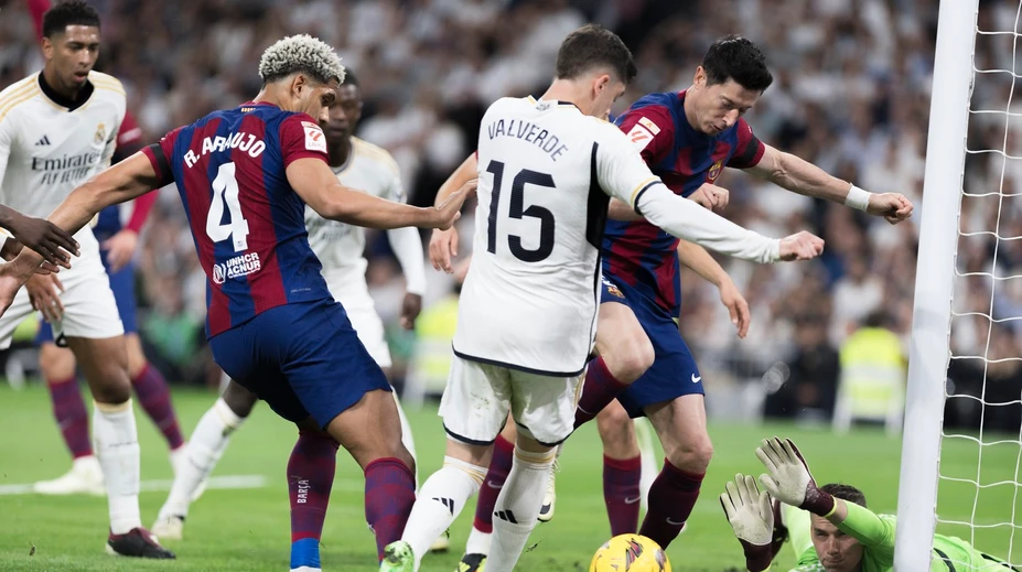 VIDEO: Rozhodla El Clasico chyba arbitra? Detailný záber ukázal pravdu, šéf Barcelony chce duel opakovať