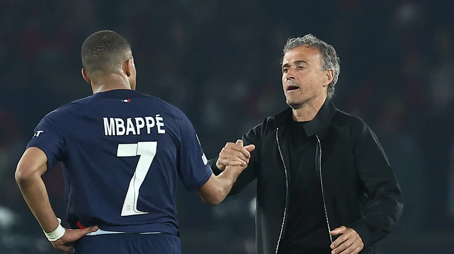 VIDEO: Mbappé to zrejme pod Enriquem nemal ľahké. Objavili sa zábery, na ktorých mu vulgárne čistí žalúdok
