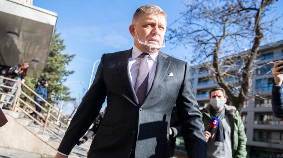 Bývalý premiér Robert Fico vypovedal na NAKA. Na výsluchu bol aj ďalší známy exminister