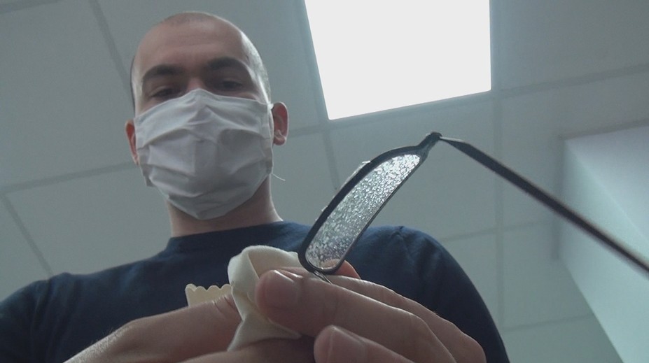 Rúška poriadne komplikujú život ľuďom, ktorí nosia okuliare