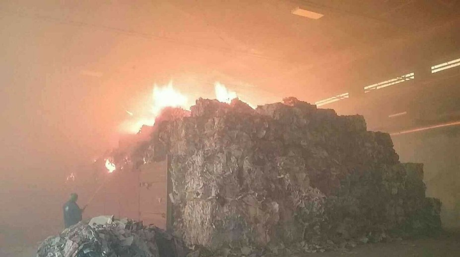 V Harmanci vypukol požiar, horela hala so zberovým papierom
