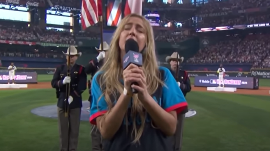 VIDEO: Obrovský škandál populárnej speváčky. Opitá príšerne zaspievala americkú hymnu