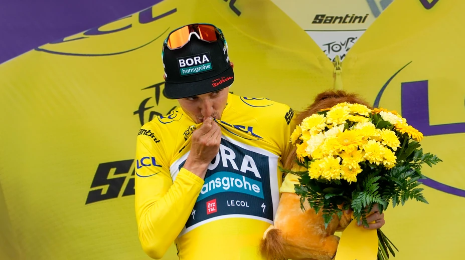 Tour de France: V neobyčajne náročnej etape jazdcov grilovali Pyreneje. Žltý dres zmenil majiteľa