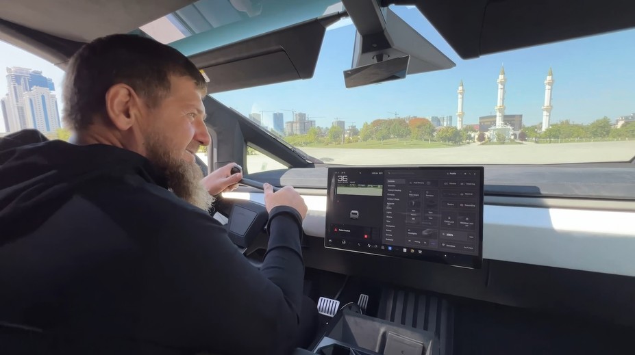 VIDEO: Kadyrov obvinil Muska, že mu na diaľku vypol jeho Cybertruck vybavený guľometom