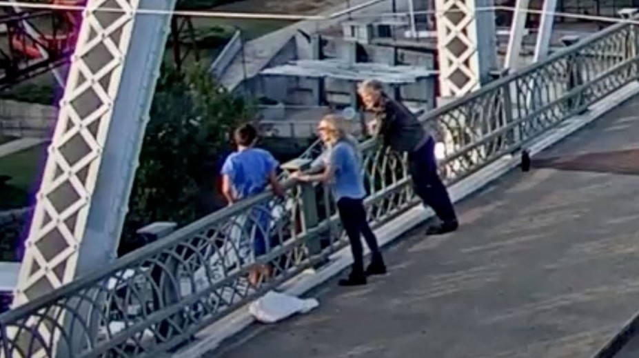 Spevák Jon Bon Jovi zachránil žene život. Presvedčil ju, aby neskočila z mosta