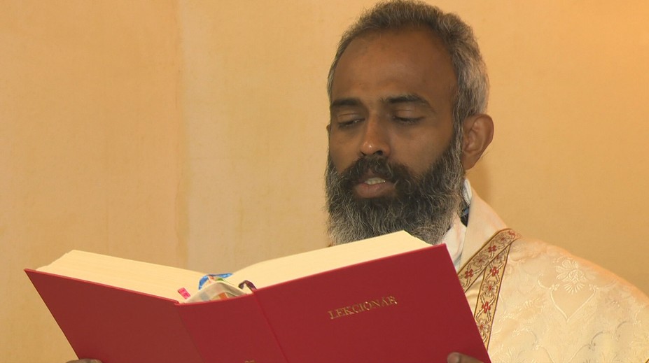 Na juhu Slovenska majú kňaza z Indie. Veriaci naňho nedajú dopustiť