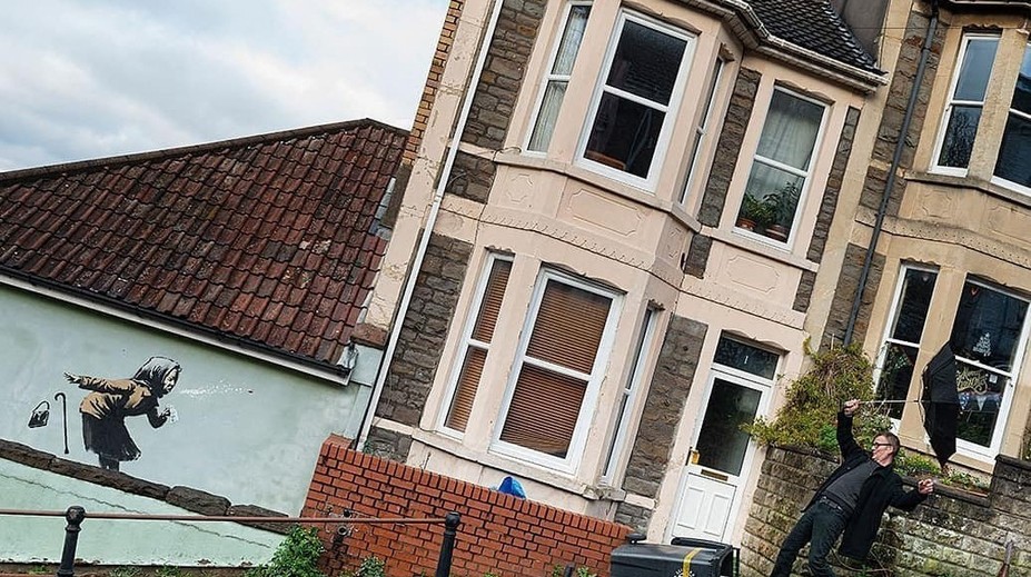 Banksy sa prihlásil k ďalšiemu dielu. Z majiteľky domu, na ktorom vzniklo, je milionárka