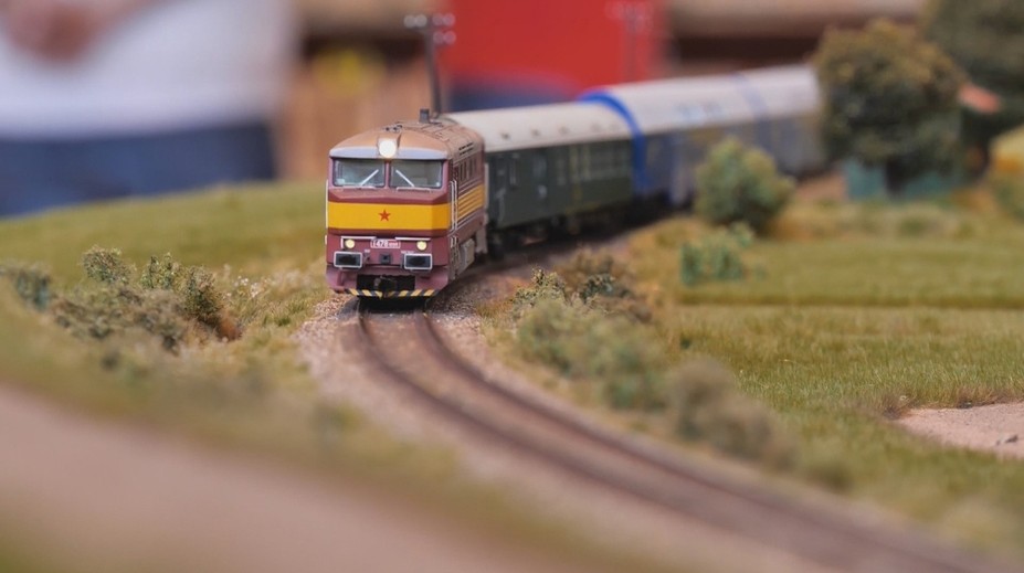 Koľajnice, vláčiky či túžba byť rušňovodičom. Vyše stometrová drevená železnica láka v Žiline mnohých