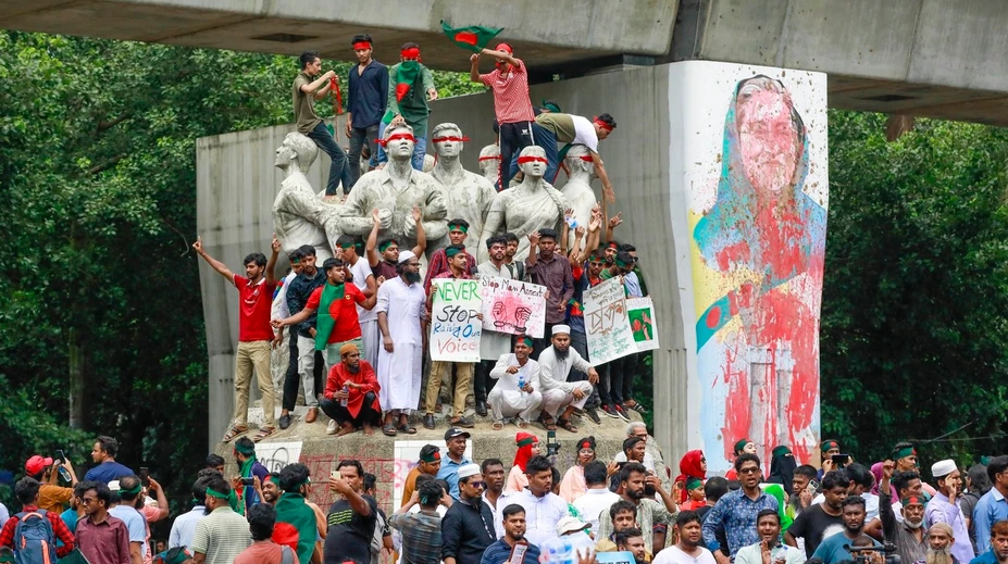 OBRAZOM: Bangladéšom zmietajú násilné nepokoje. Premiérka podala demisiu, vládne dočasná vláda