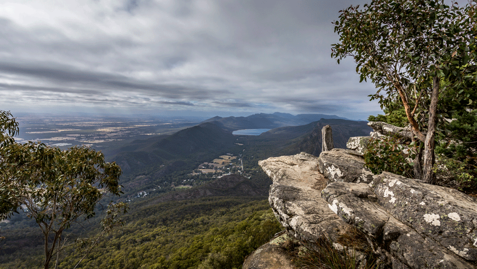 Fotografia ju stála život. Žena spadla z útesu pred očami svojej rodiny