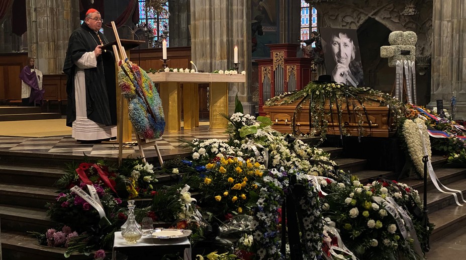 GALÉRIA: Posledná rozlúčka s Jurajom Jakubiskom. Na rakve ležal jeden z jeho symbolov