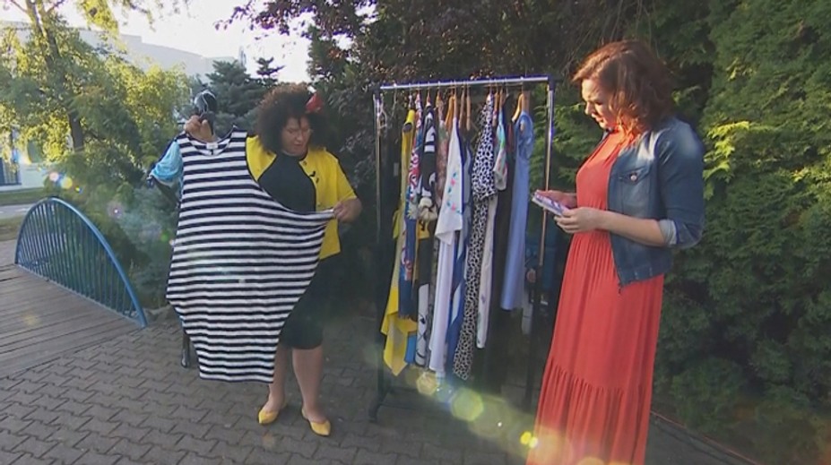 Jedny šaty, viac variácií. Aj s XXL mierami si môžete dovoliť pásiky