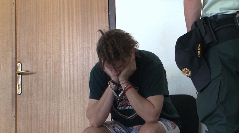 Bizarný incident v Trenčíne! Po telefonáte s frajerkou bodol nožom mladé dievča