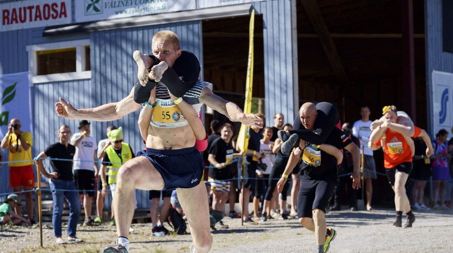 Tajomstvo šialených majstrovstiev sveta v nosení manželky odhalené!