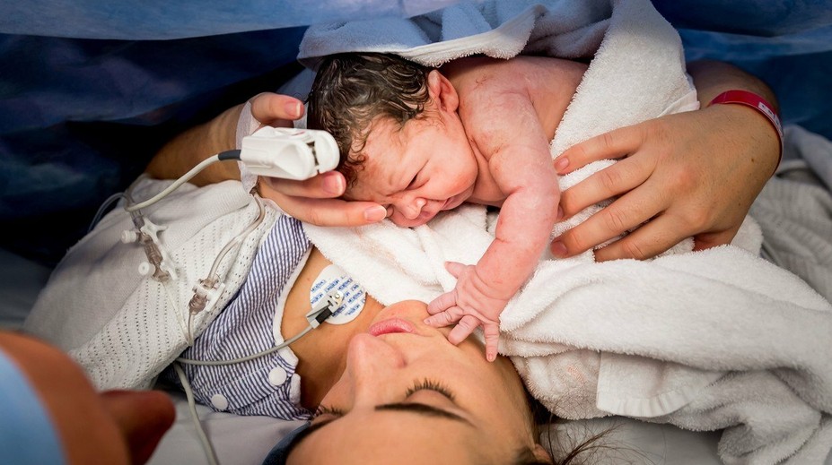 Emotívny moment pár sekúnd po pôrode: Fotografka zachytila puto medzi mamičkou a dcérkou