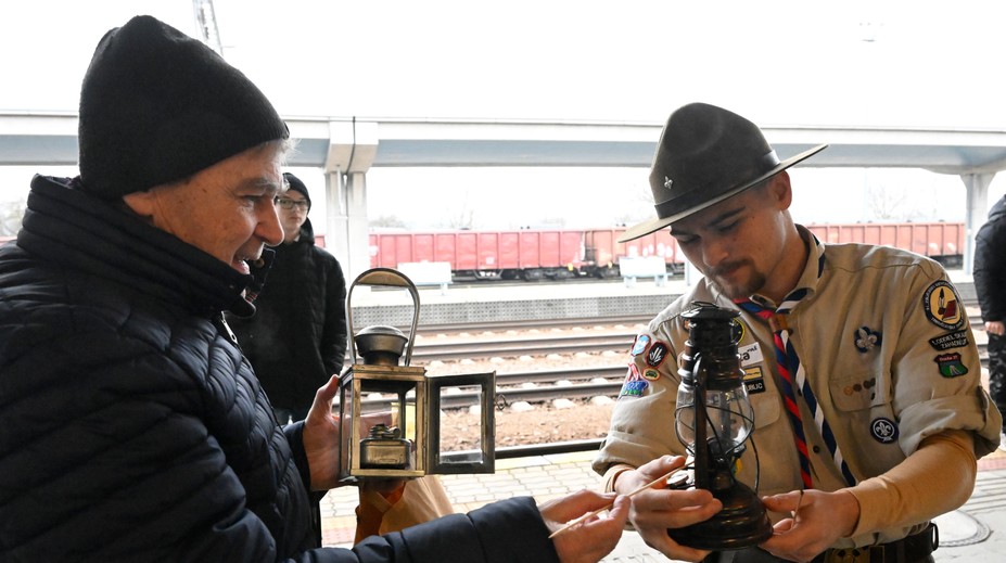 FOTO: Skauti od soboty rána roznášajú Betlehemské svetlo po celom Slovensku