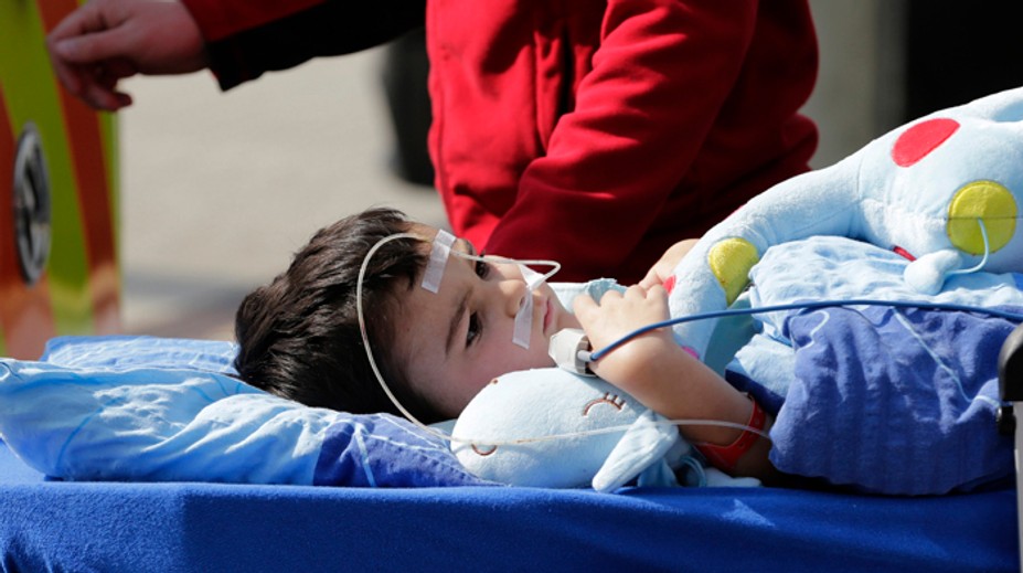 Malý Brit, ktorý sa v Česku podrobil liečbe mozgového nádoru, je zrejme zdravý