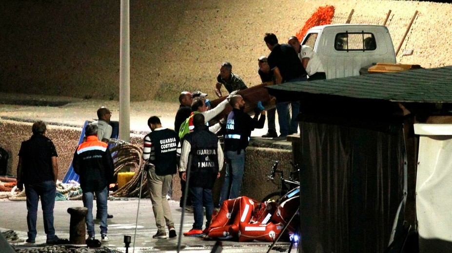 V Taliansku sa prevrátil čln s migrantmi. Medzi obeťami sú aj tehotné ženy a deti