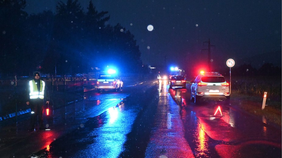 Nešťastie pri Partizánskom. Mladý vodič si ráno v tme a daždi nevšimol muža († 41) na krajnici