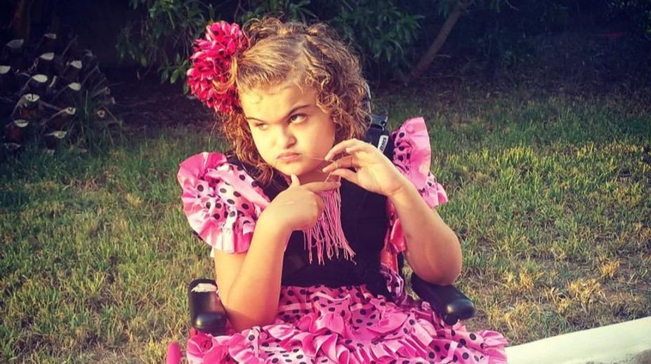 Pre vzácne ochorenie jej dcéra nemala nikdy chodiť ani rozprávať. Po 18 rokoch sa však zázrakom postavila na nohy