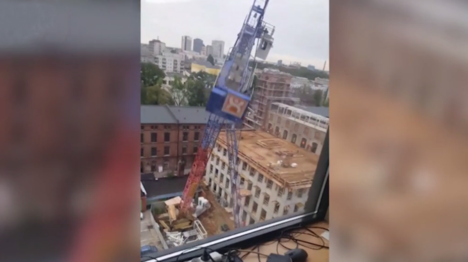 VIDEO: V centre mesta Lodž sa zrútil žeriav. Operátor v kabíne pád neprežil