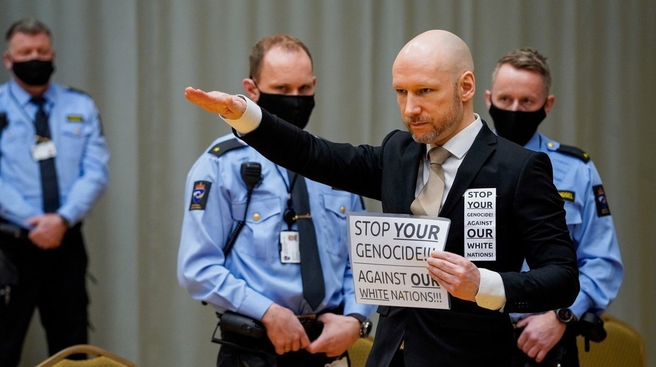 Breivik tvrdí, že sa zmenil a žiada prepustenie. Názor súdnej znalkyne masového vraha nepotešil