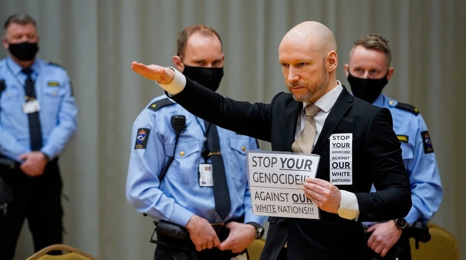 Breivik tvrdí, že sa zmenil a žiada prepustenie. Názor súdnej znalkyne masového vraha nepotešil