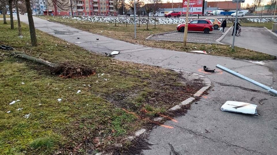 Dcéru (12) poslanca za OĽANO takmer zrazil opitý vodič. Prešiel cez chodník a zdemoloval značku i strom
