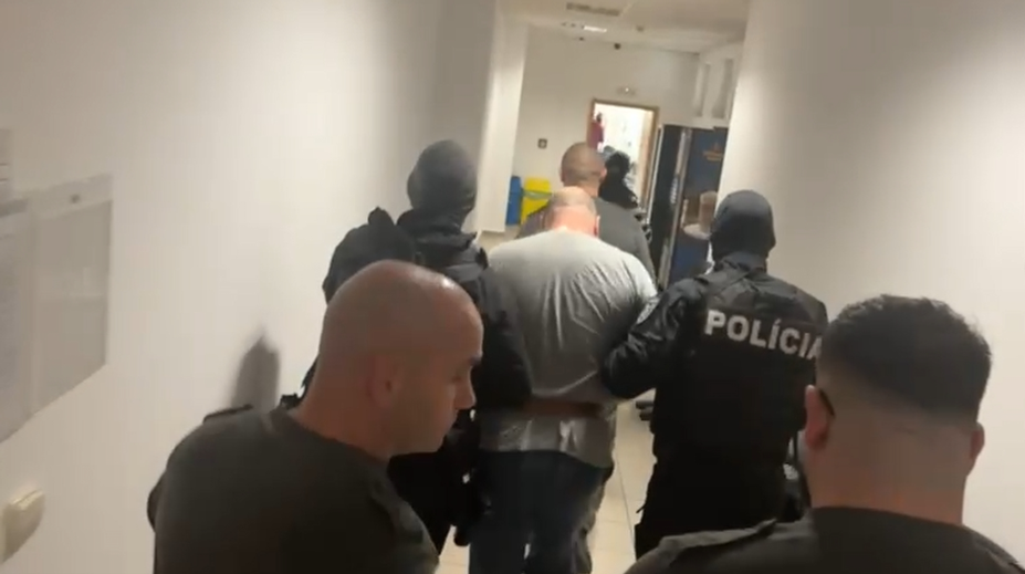 VIDEO: Najskôr sa priznal, teraz vinu popiera. Tomáš obvinený z vraždy rodičov putuje za mreže