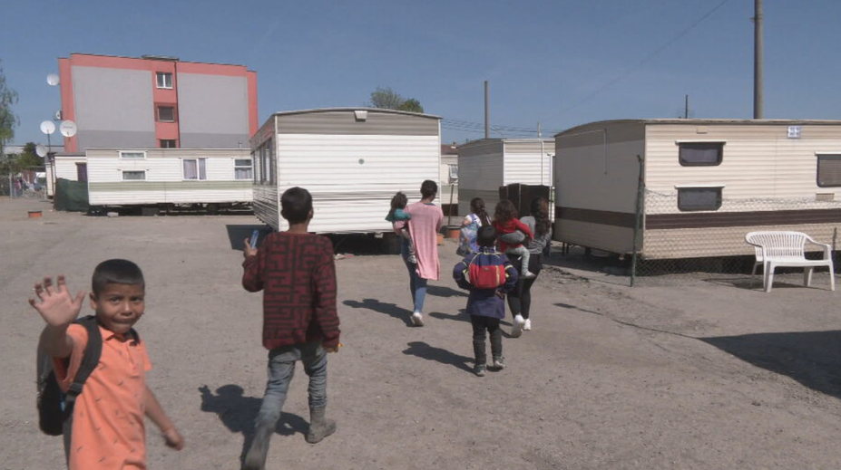 V bytovke sa zrútila podlaha, a tak vyše roka bývali v stanoch. Teraz sa sťahujú do nových mobilných domov