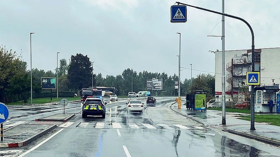 Policajti zrazili staršiu ženu na priechode pre chodcov. Previezli ju do nemocnice