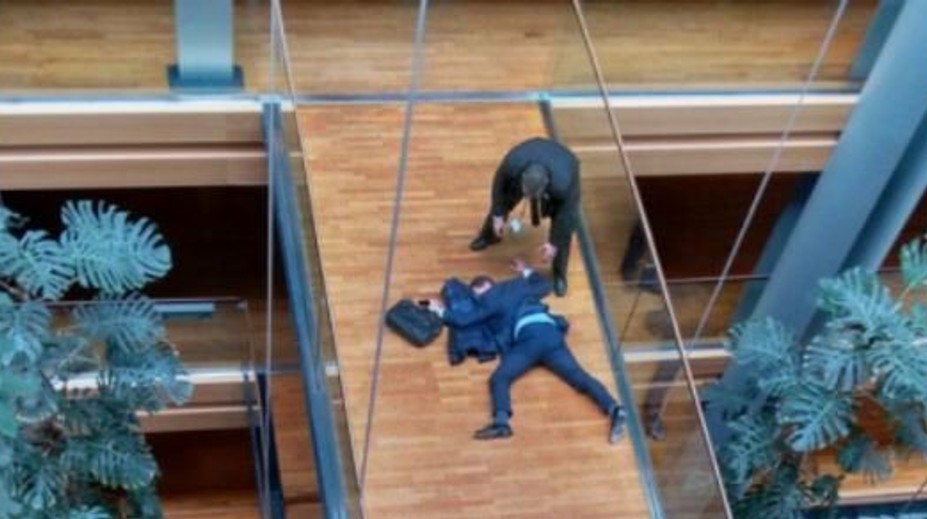 Britský poslanec je už pri vedomí, krvné zrazeniny v mozgu sa nepotvrdili