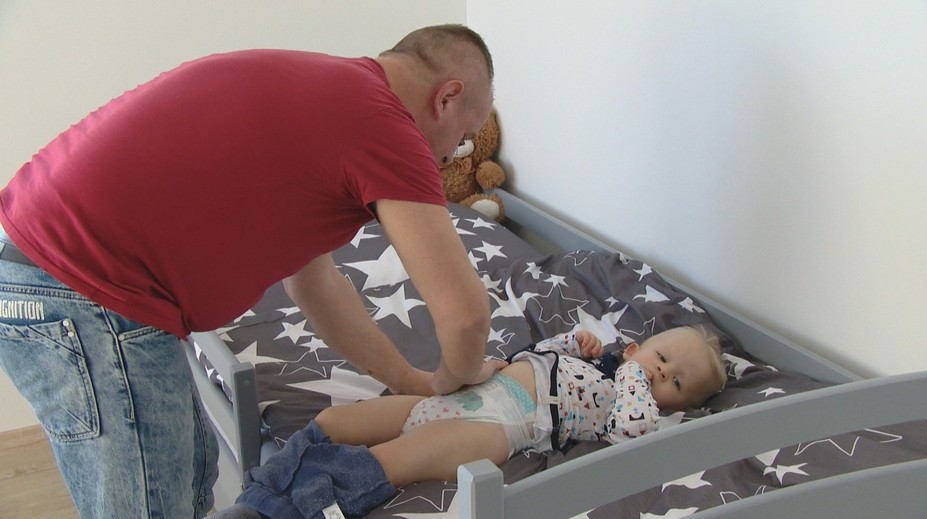 Muži by od mája mohli poberať materskú bez komplikácií. Poisťovňa to tak zatiaľ nevidí