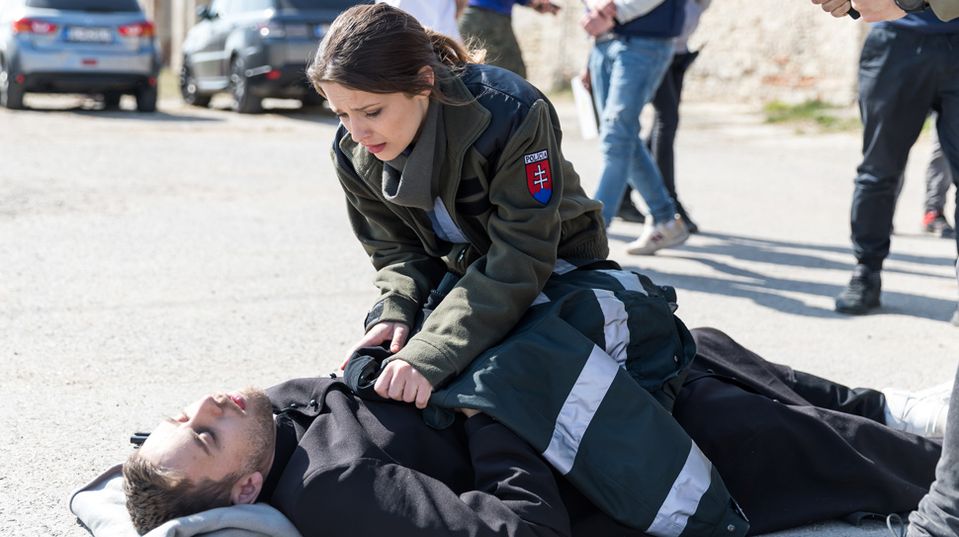 Max zachránil Evu vlastným telom