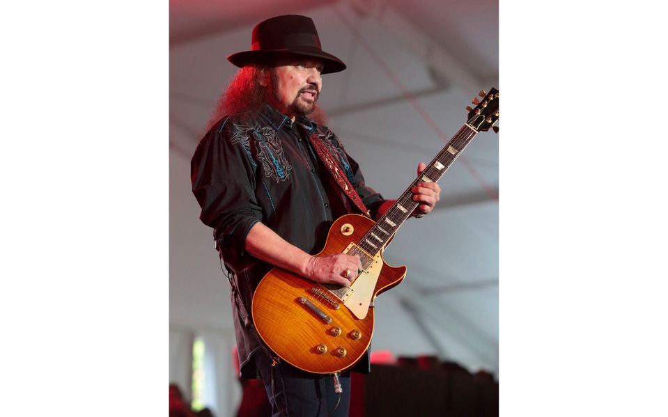 Na archívnej snímke z 26. júna 2015 gitarista Gary Rossington z americkej southern-rockovej skupiny Lynyrd Skynyrd vystupuje počas prvého dňa hudobného country festivalu v americkom meste Dover.
