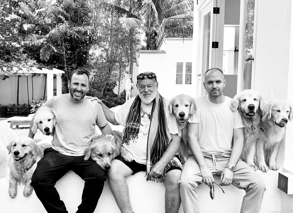 Producent Milosh Harajda (vpravo) a Bruce Weber (v strede) na Golden Beach v Miami počas prípravy výstavy My Education